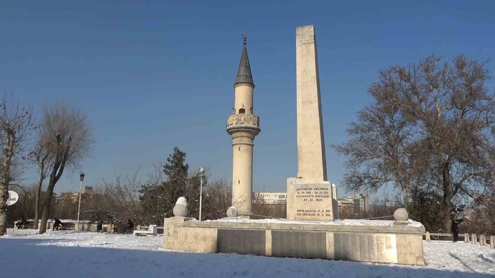 Gaziantep’te vatandaşlar kar ve güneşin tadını çıkardı
