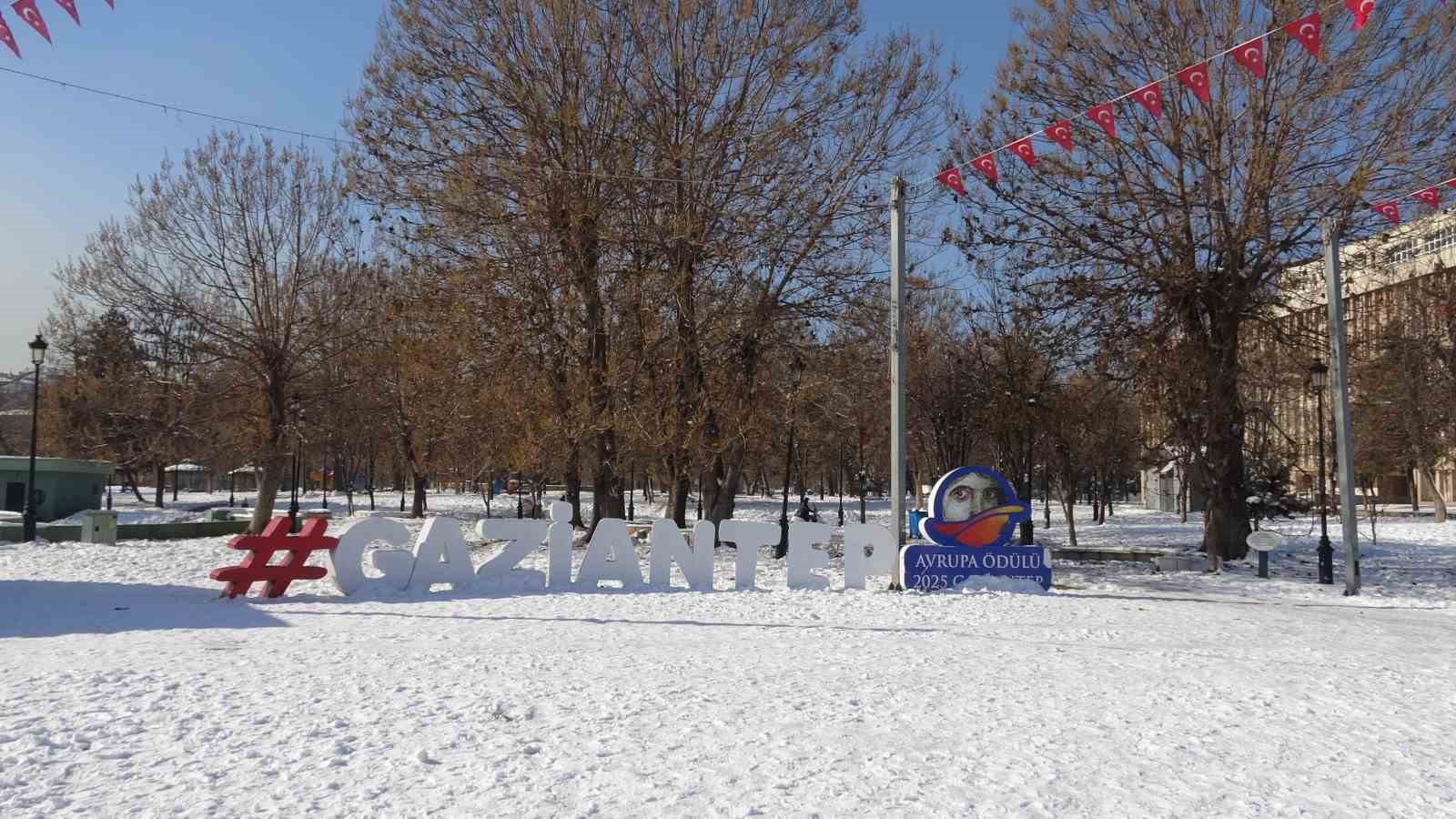 Gaziantep’te vatandaşlar kar ve güneşin tadını çıkardı
