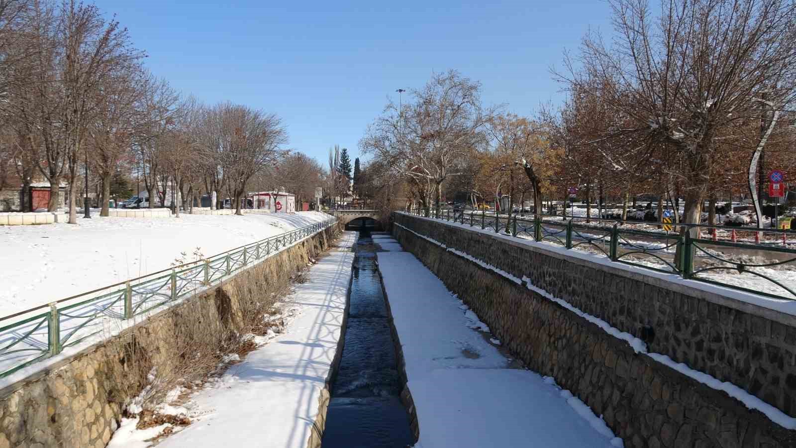 Gaziantep’te vatandaşlar kar ve güneşin tadını çıkardı
