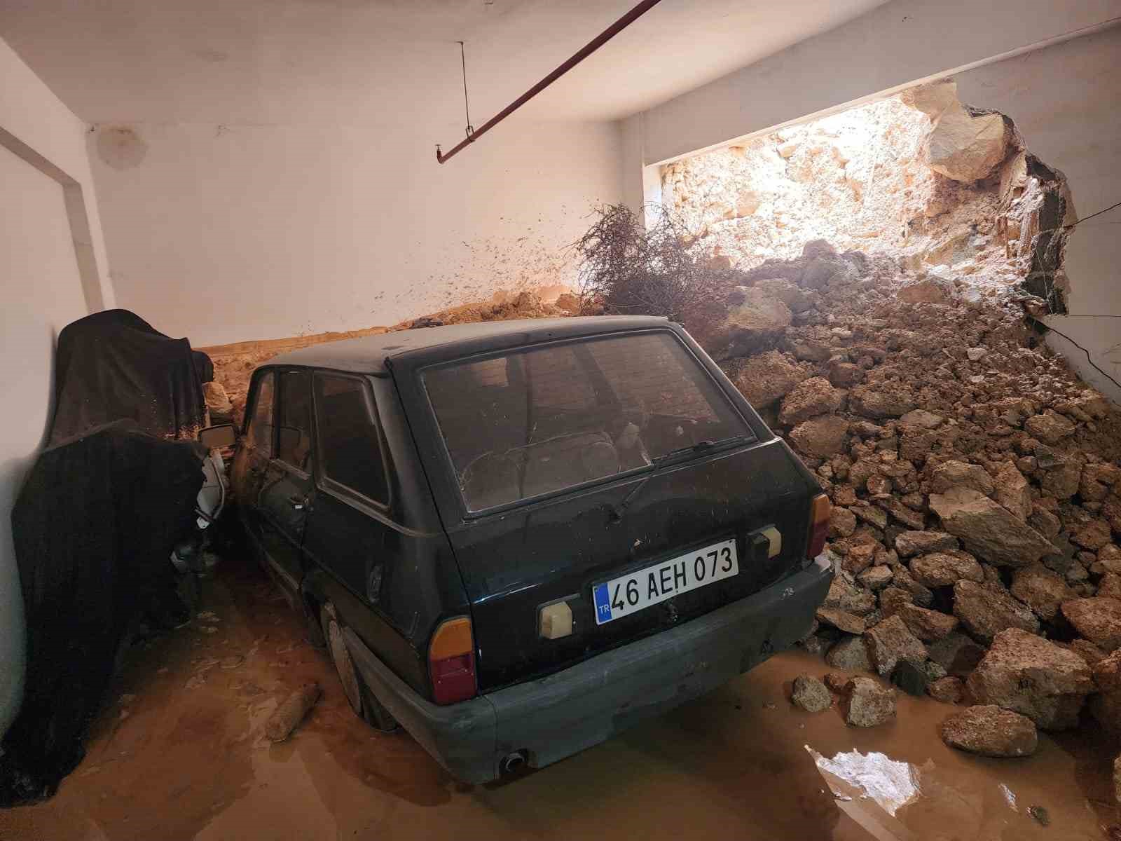 Gaziantep’te yağmur duvarı yıktı
