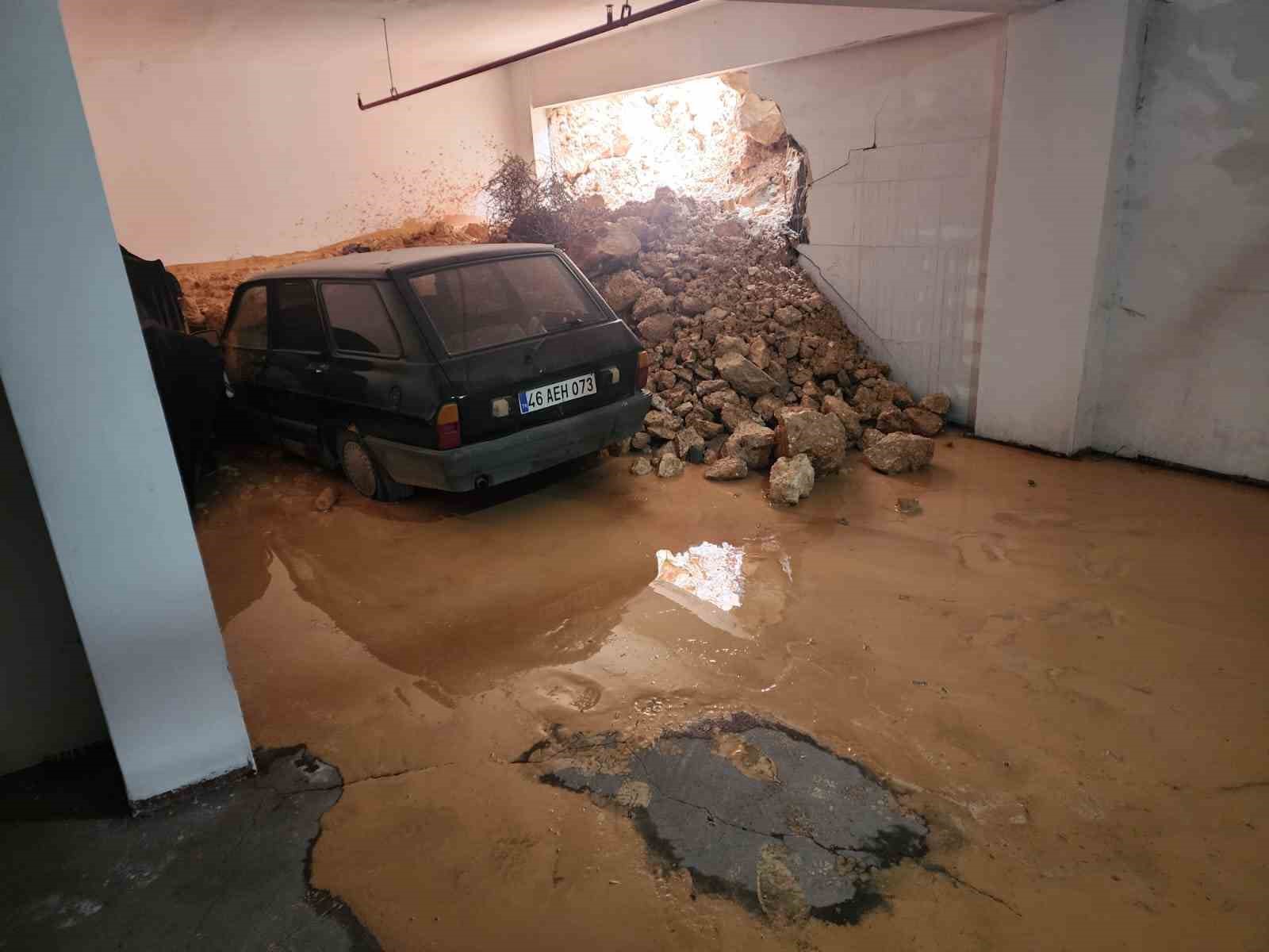 Gaziantep’te yağmur duvarı yıktı
