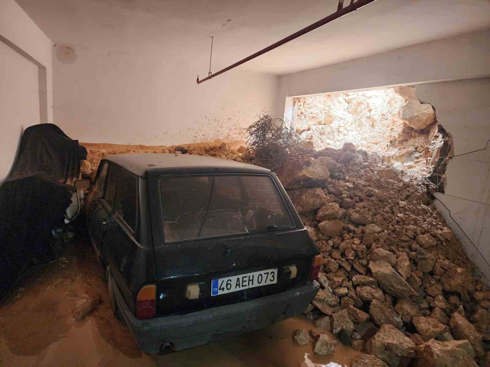 Gaziantep’te yağmur duvarı yıktı
