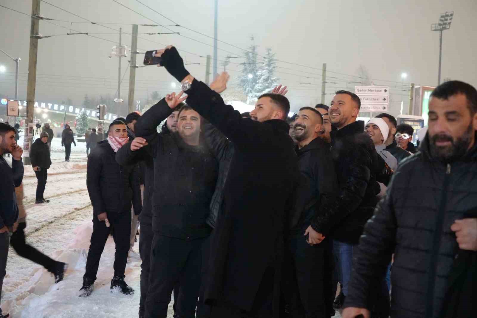 Gaziantep’te yeni yıl kar yağışı altında coşkuyla kutlandı
