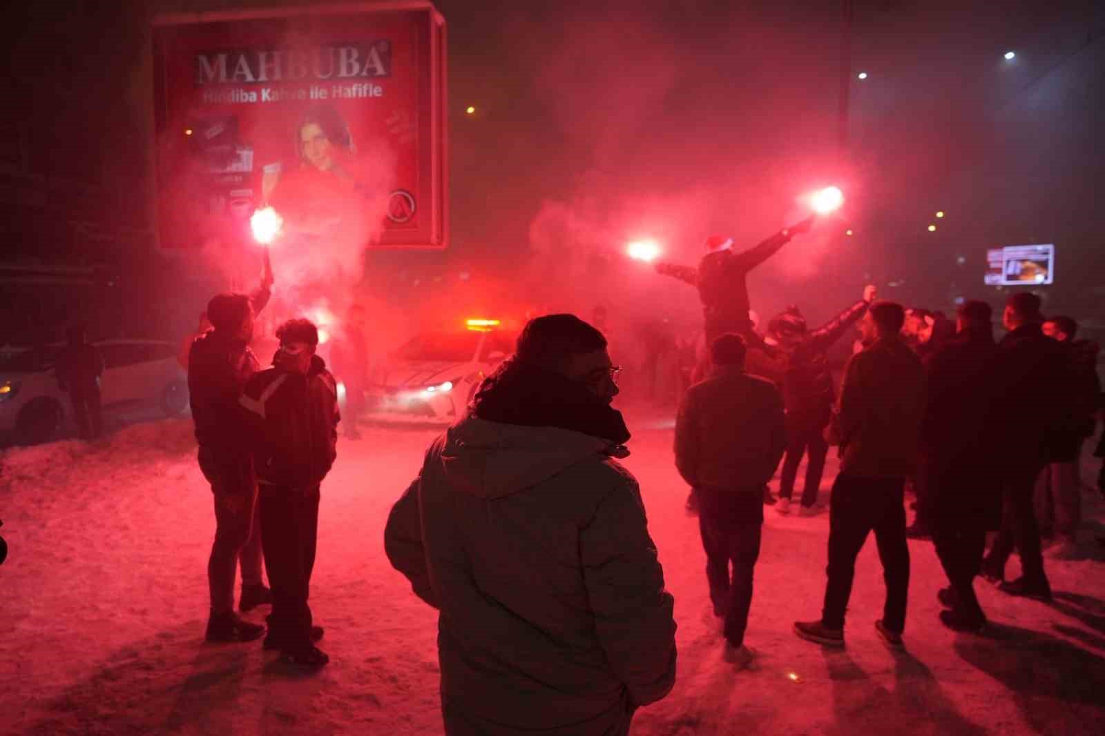 Gaziantep’te yeni yıl kar yağışı altında coşkuyla kutlandı

