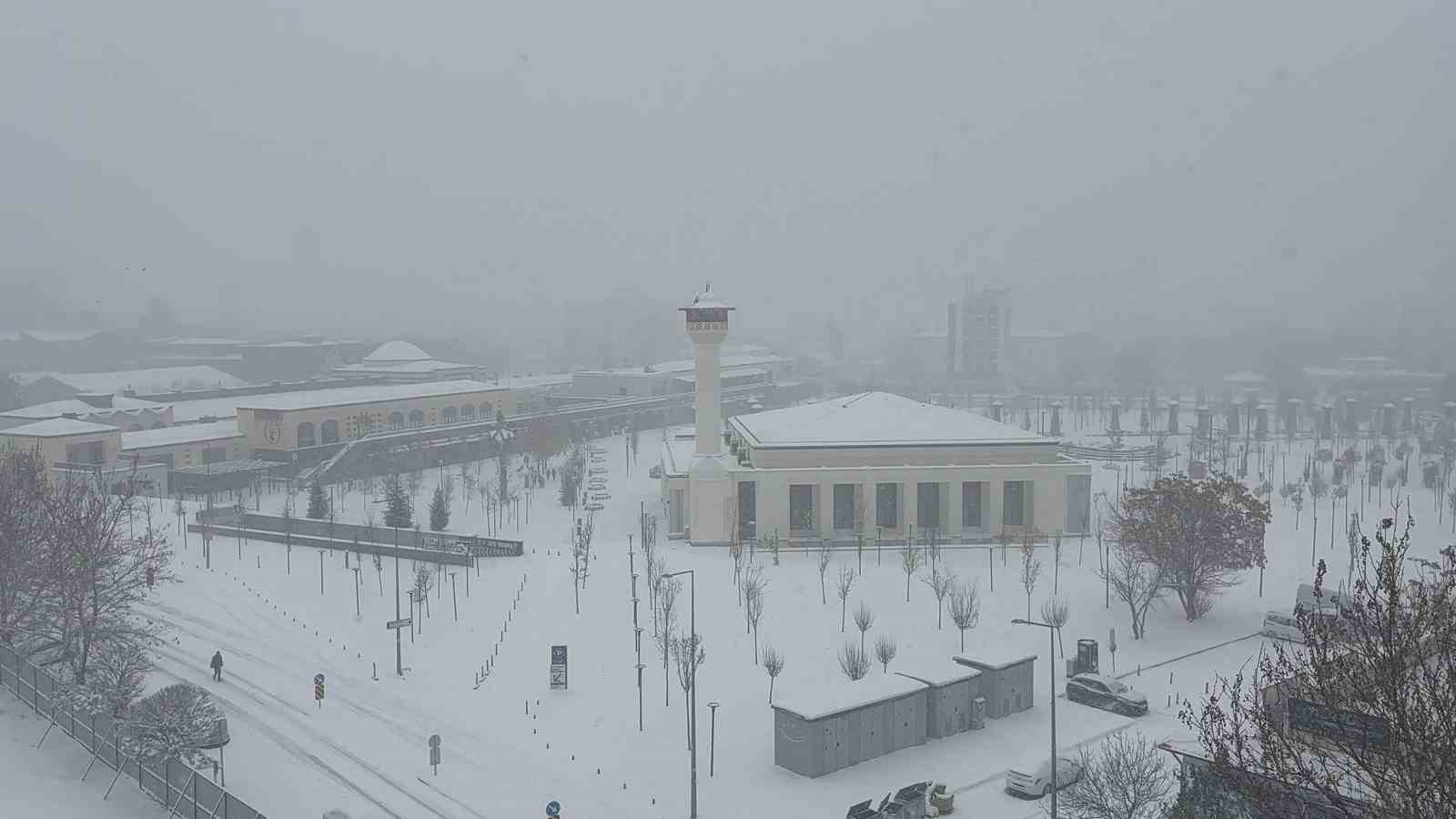 Gaziantep’te yoğun kar yağışı etkili oluyor
