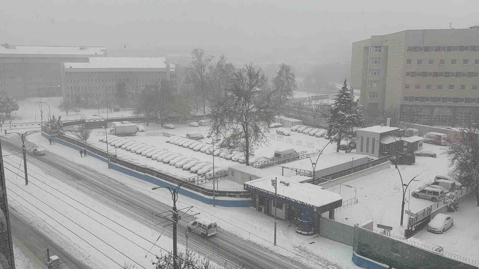 Gaziantep’te yoğun kar yağışı etkili oluyor
