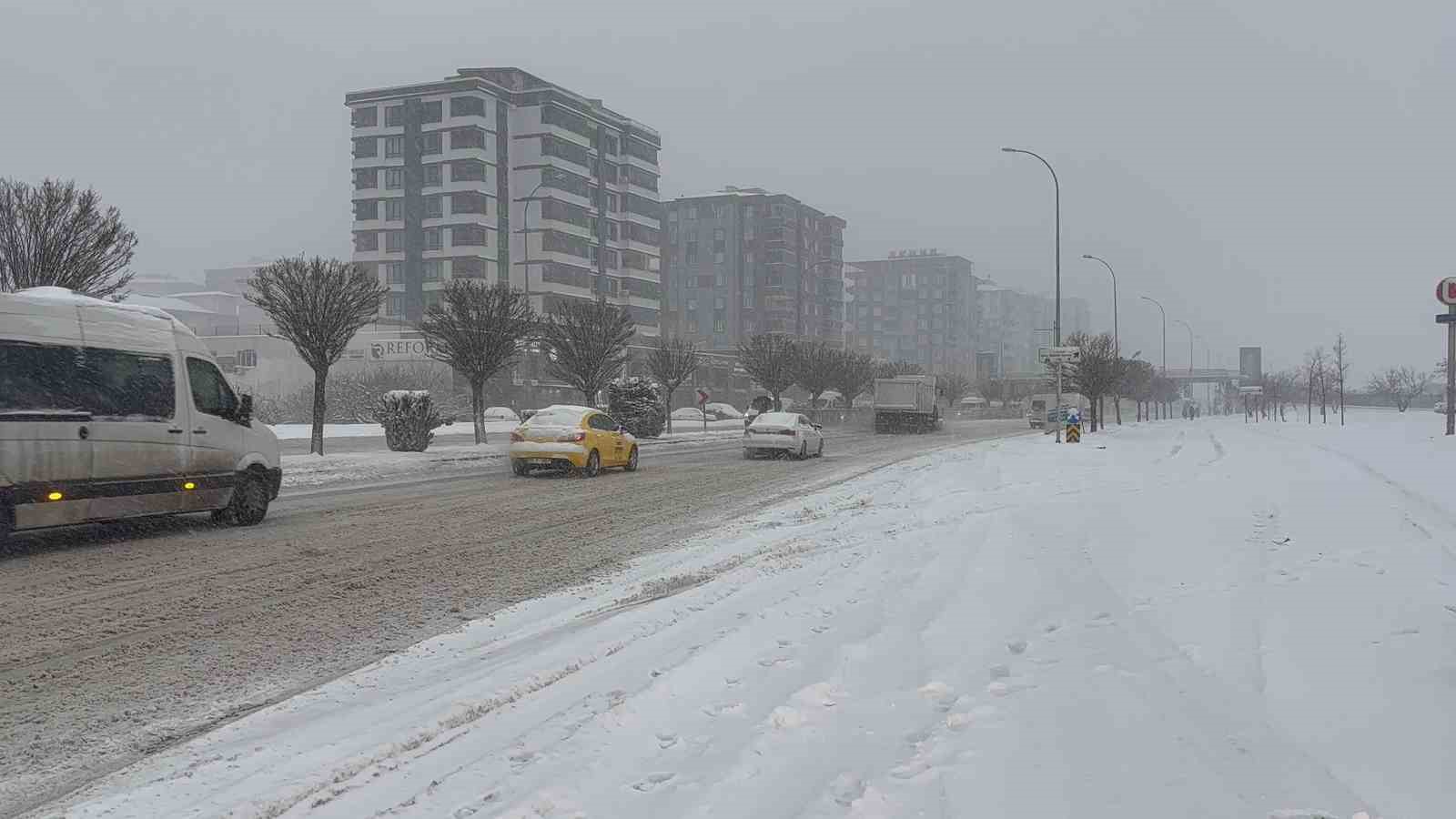 Gaziantep’te yoğun kar yağışı etkili oluyor
