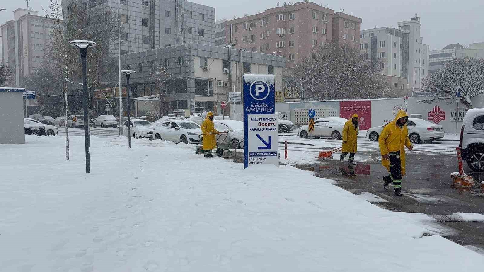 Gaziantep’te yoğun kar yağışı etkili oluyor
