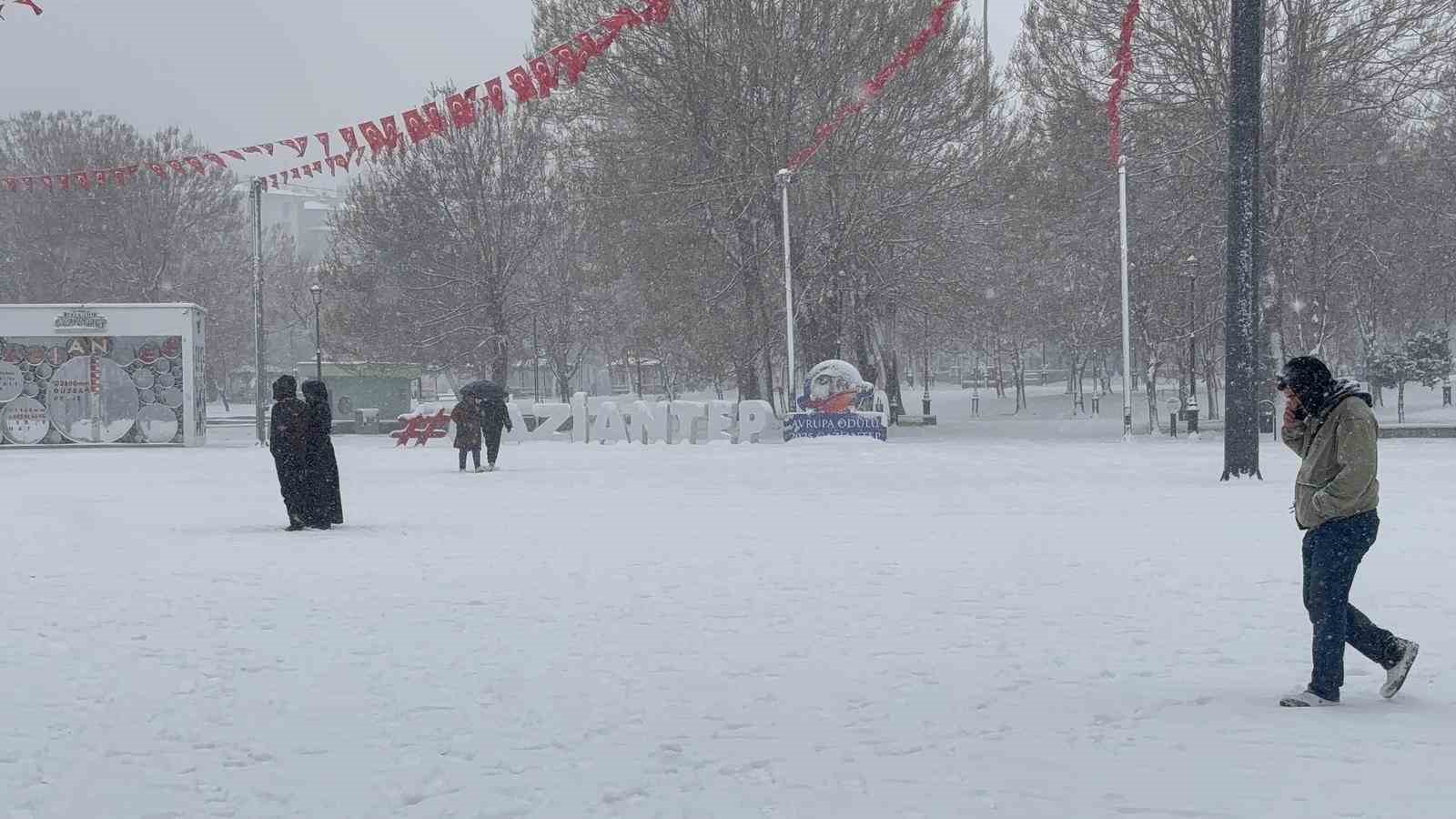 Gaziantep’te yoğun kar yağışı etkili oluyor
