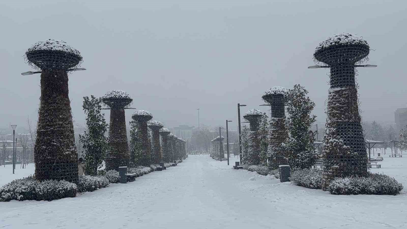 Gaziantep’te yoğun kar yağışı etkili oluyor
