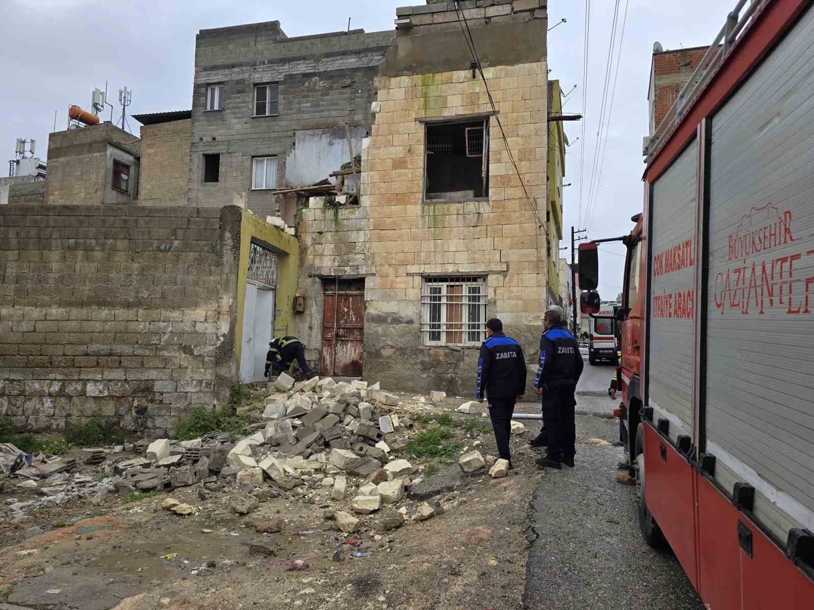 Gaziantep’te yoğun yağış sonrası kerpiç bina çöktü: 2 yaralı
