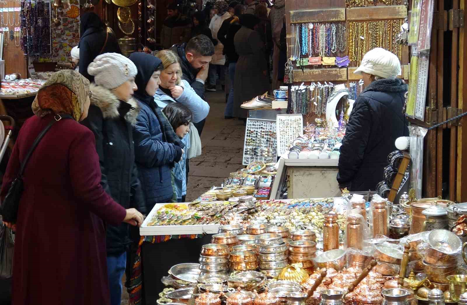 Gaziantep’teki tarihi çarşılarda yarıyıl tatili yoğunluğu
