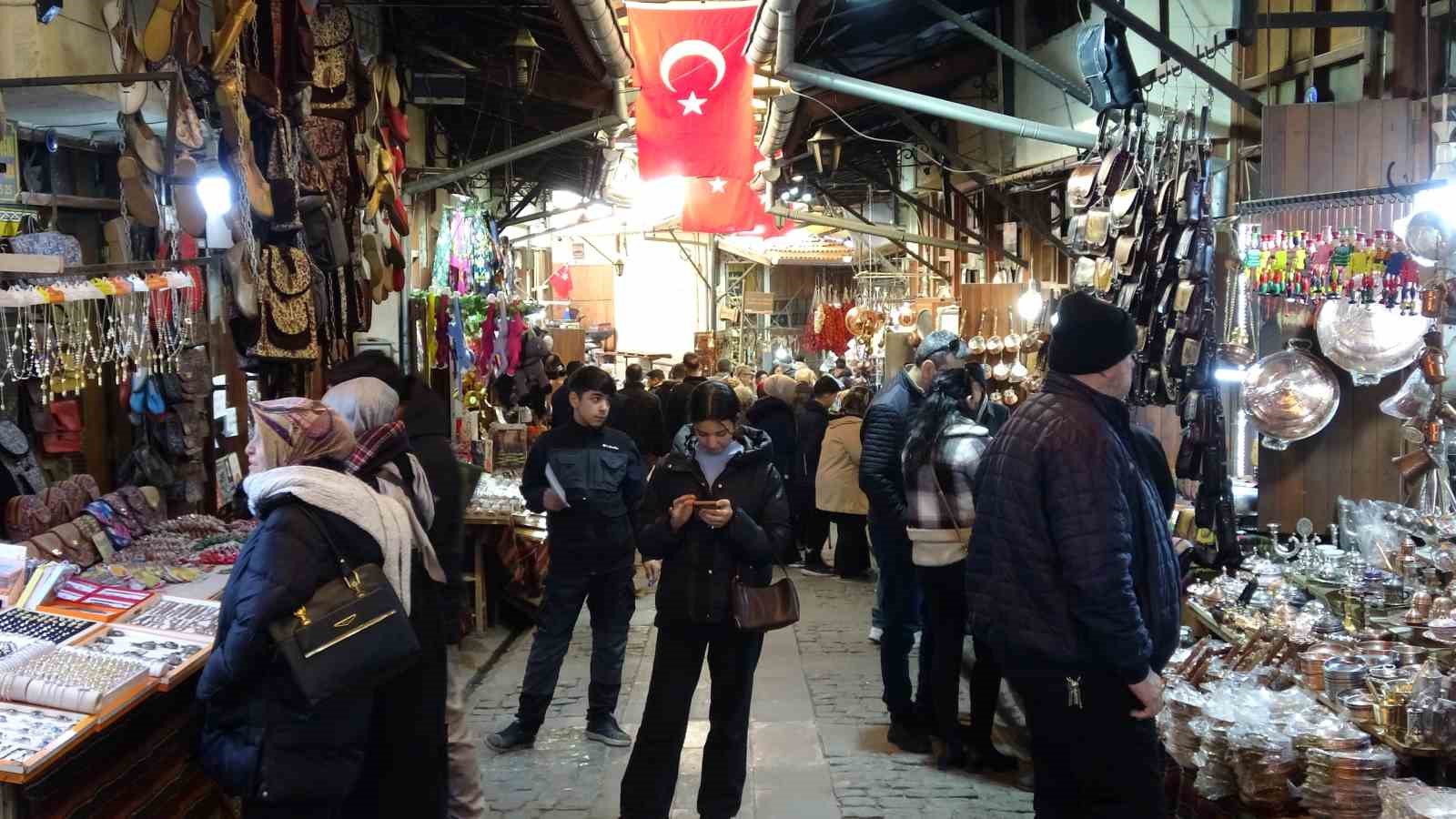 Gaziantep’teki tarihi çarşılarda yarıyıl tatili yoğunluğu
