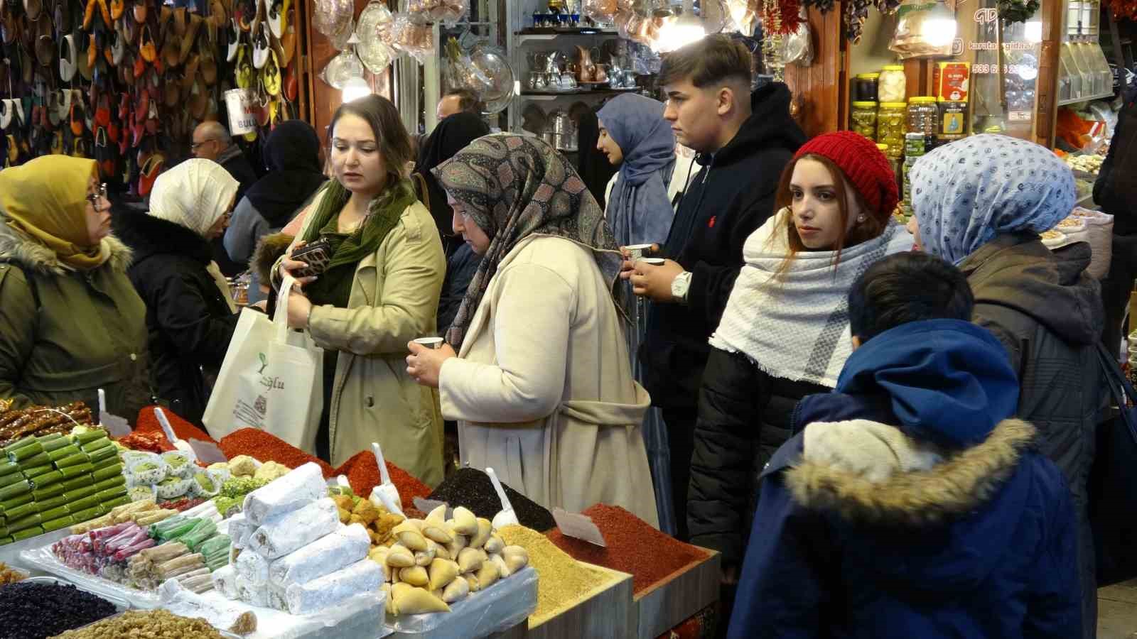 Gaziantep’teki tarihi çarşılarda yarıyıl tatili yoğunluğu
