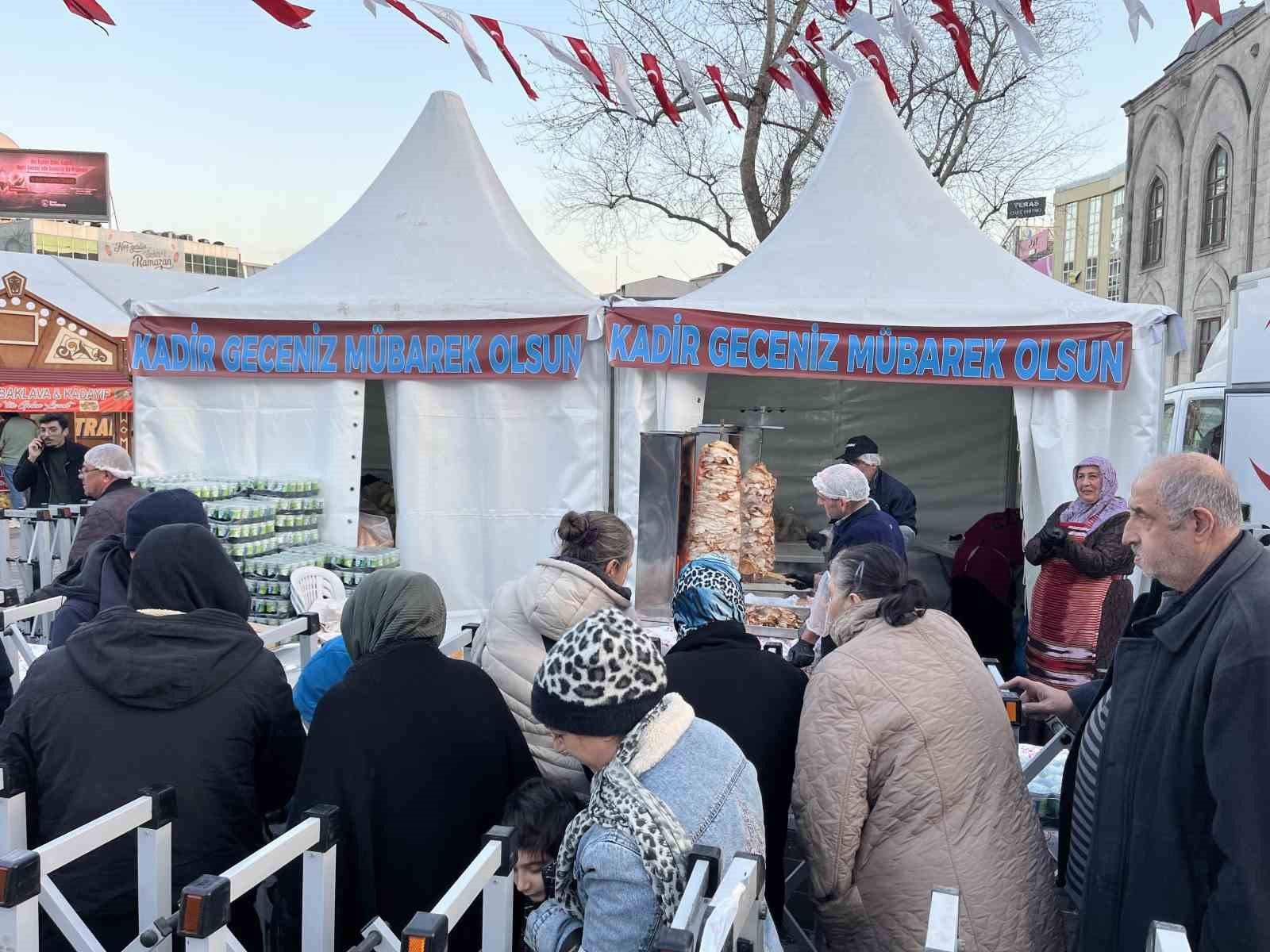Gaziosmanpaşa Belediyesi’nden iftarda vatandaşlara döner ikramı
