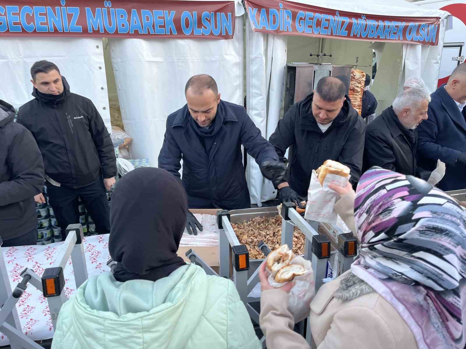 Gaziosmanpaşa Belediyesi’nden iftarda vatandaşlara döner ikramı
