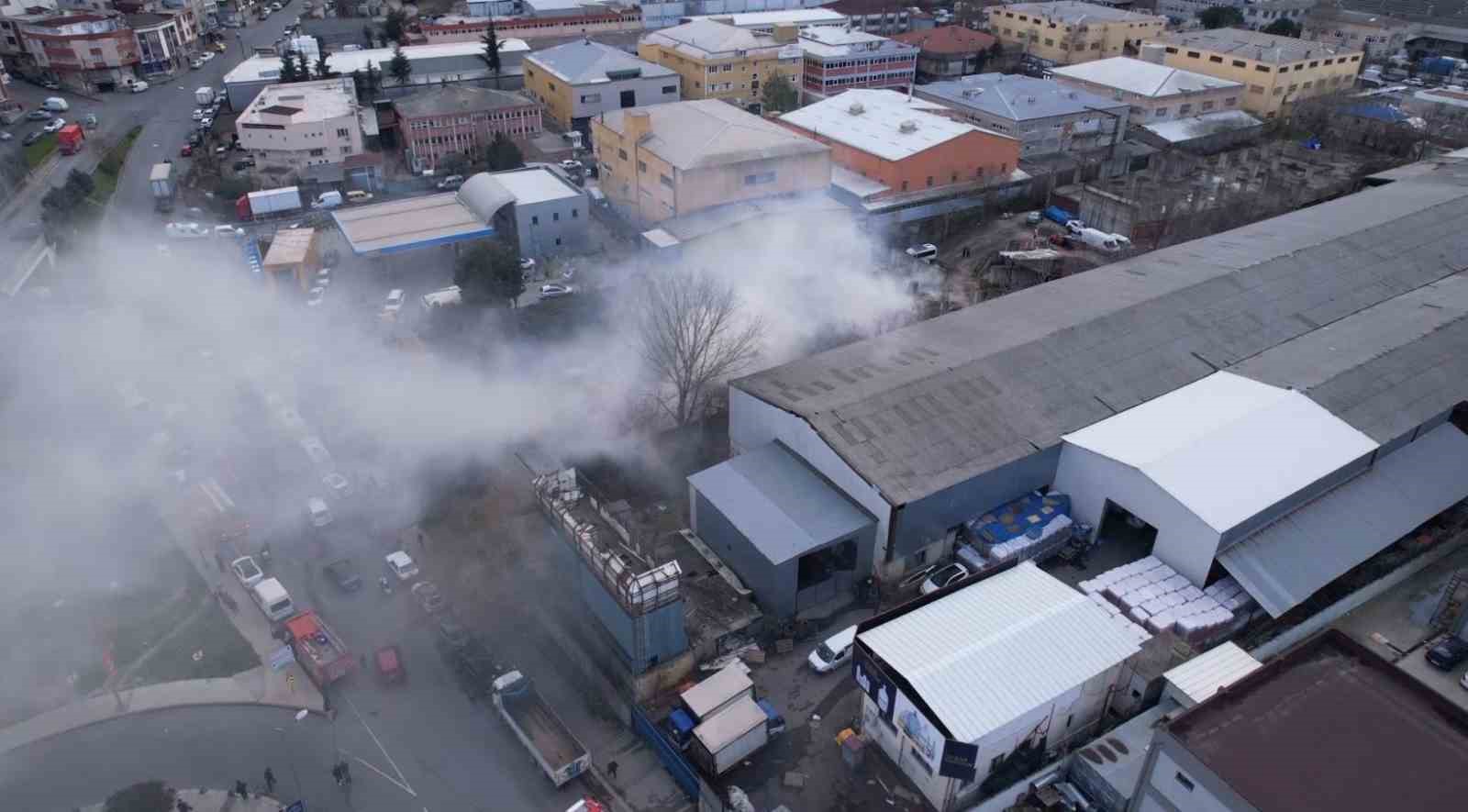 Gaziosmanpaşa’da avize atölyesinin deposunda yangın çıktı: Ekiplerin söndürme çalışması havadan görüntülendi
Gaziosmanpaşa’da avize atölyesinin deposunda yangın çıktı: Ekiplerin söndürme çalışması havadan görüntülendi