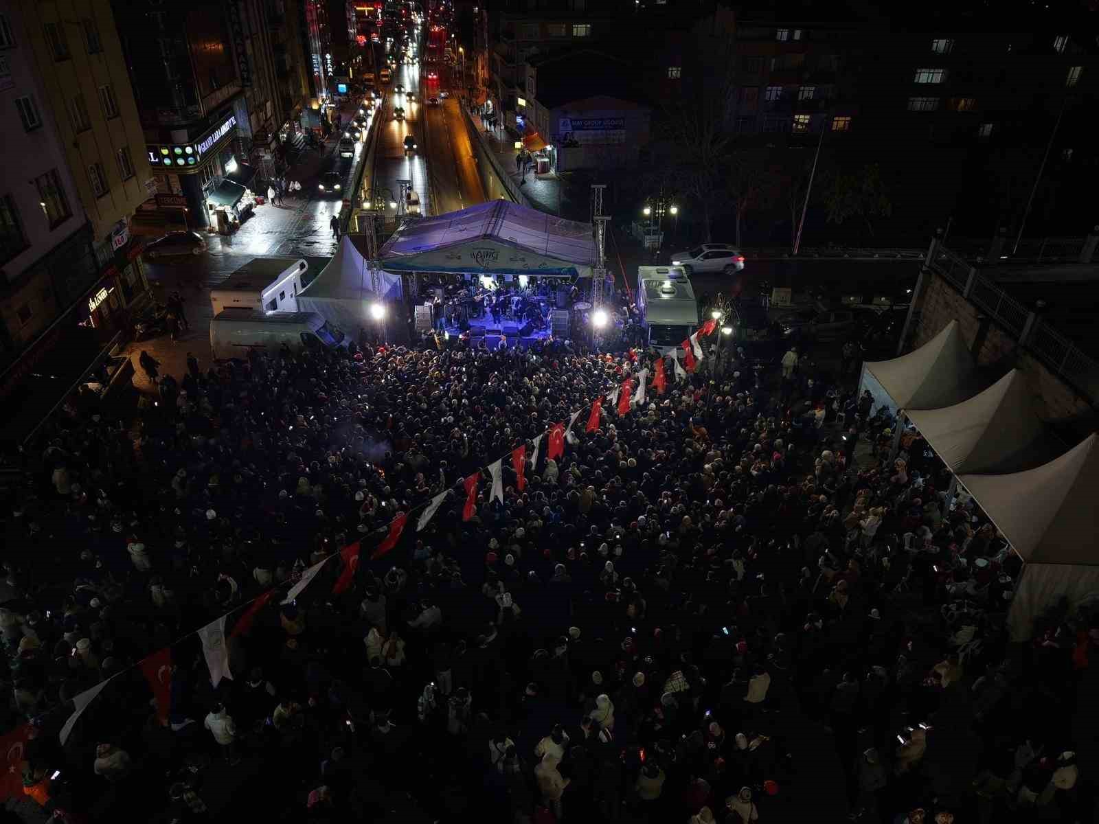 Gaziosmanpaşa’da Başkan Vekili Karadeniz’den Hamsi Festivalinde gitar sürprizi
