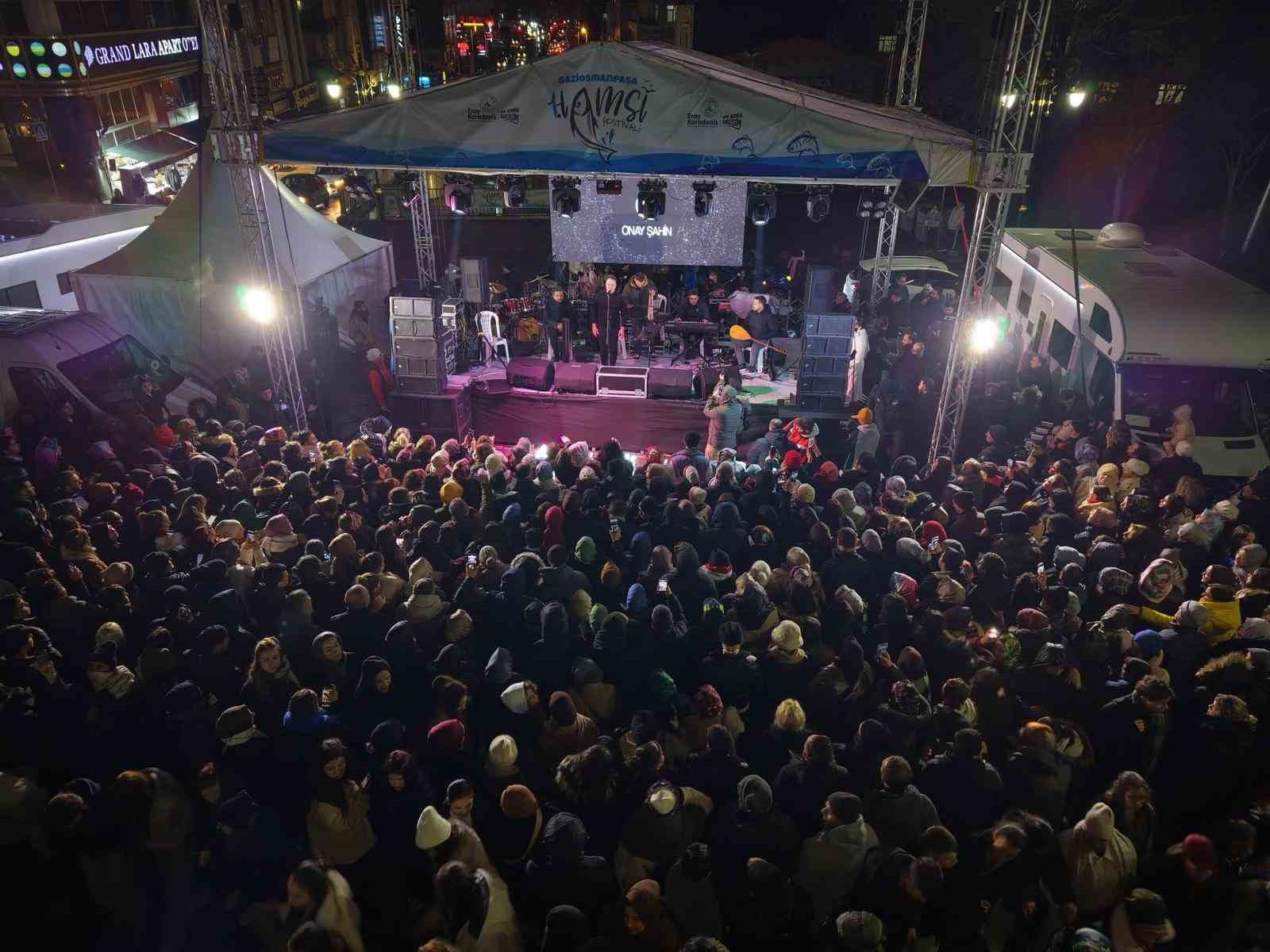 Gaziosmanpaşa’da Başkan Vekili Karadeniz’den Hamsi Festivalinde gitar sürprizi
