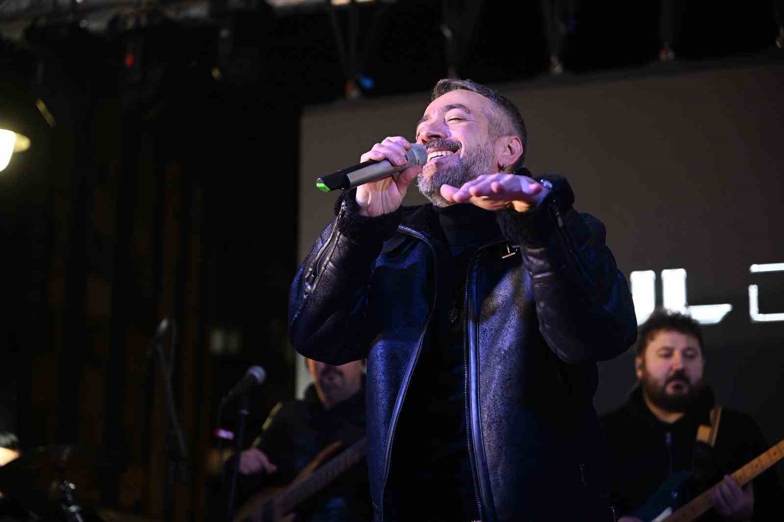 Gaziosmanpaşa’da Başkan Vekili Karadeniz’den Hamsi Festivalinde gitar sürprizi
