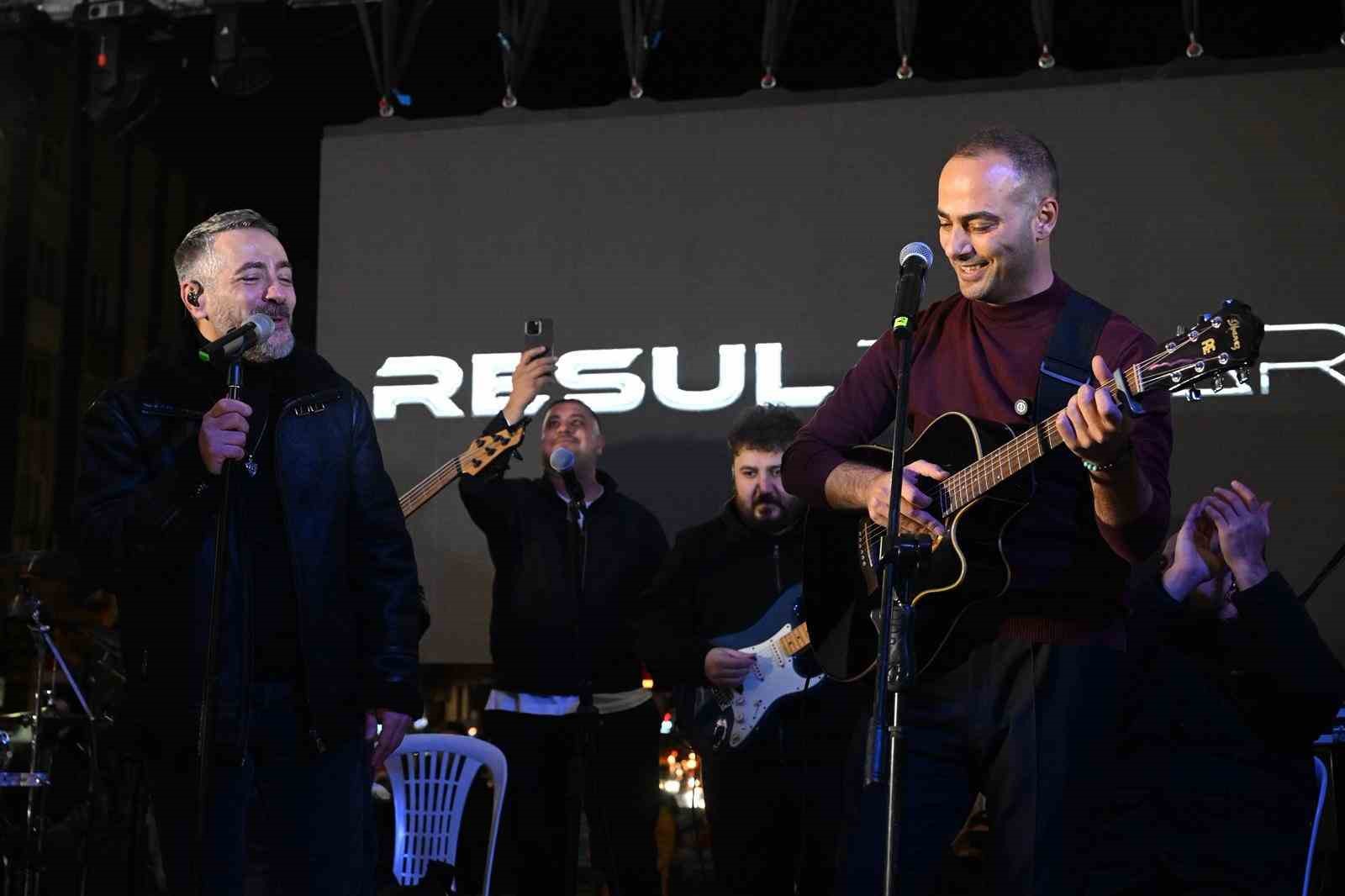 Gaziosmanpaşa’da Başkan Vekili Karadeniz’den Hamsi Festivalinde gitar sürprizi
