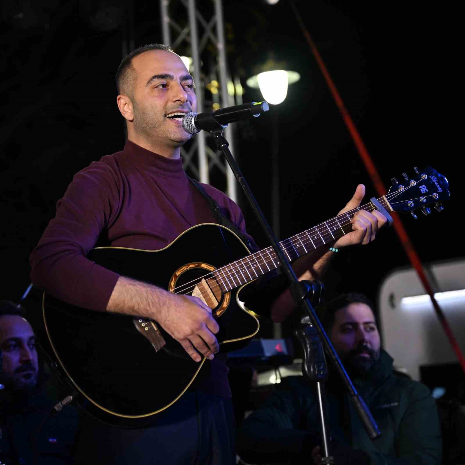 Gaziosmanpaşa’da Başkan Vekili Karadeniz’den Hamsi Festivalinde gitar sürprizi
