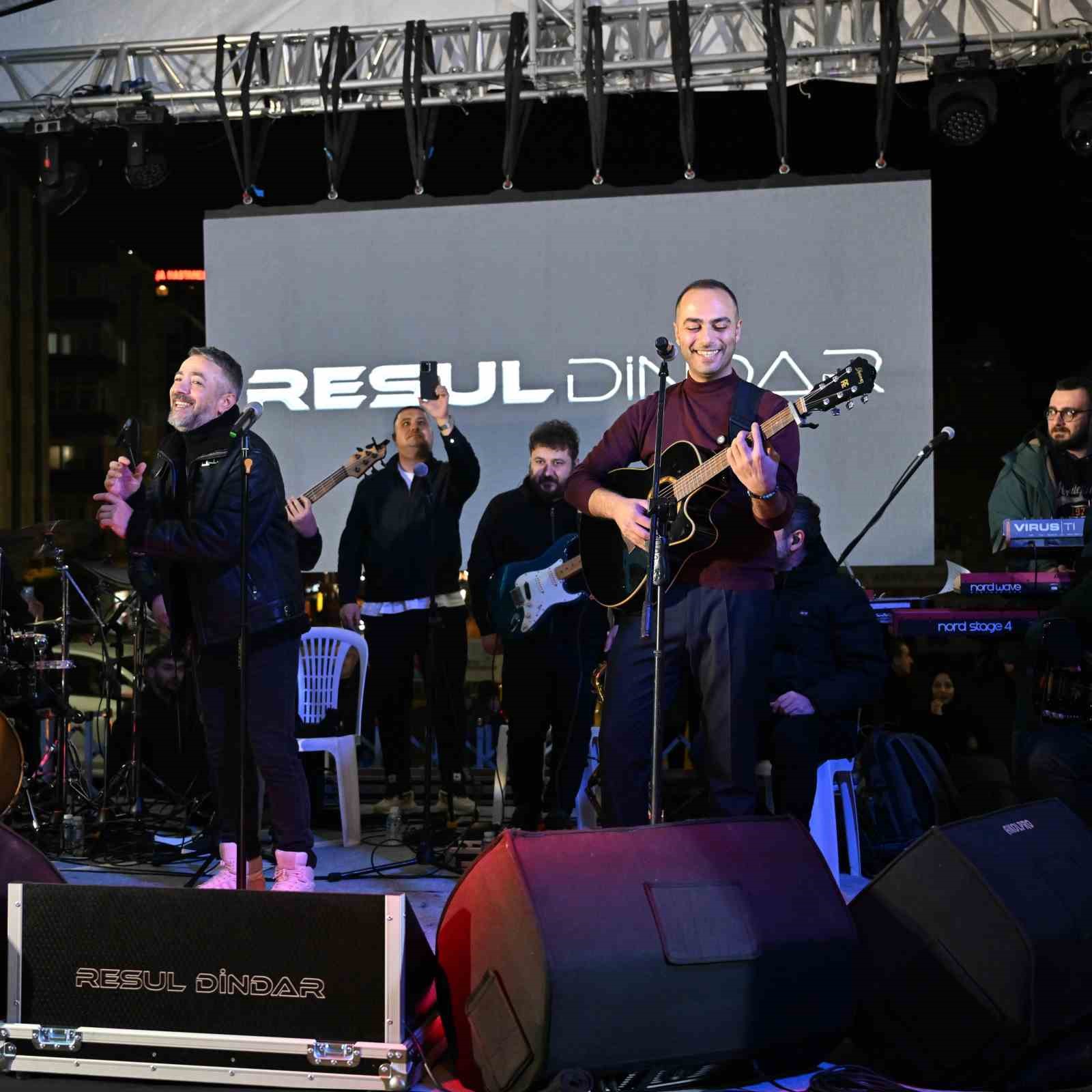 Gaziosmanpaşa’da Başkan Vekili Karadeniz’den Hamsi Festivalinde gitar sürprizi
