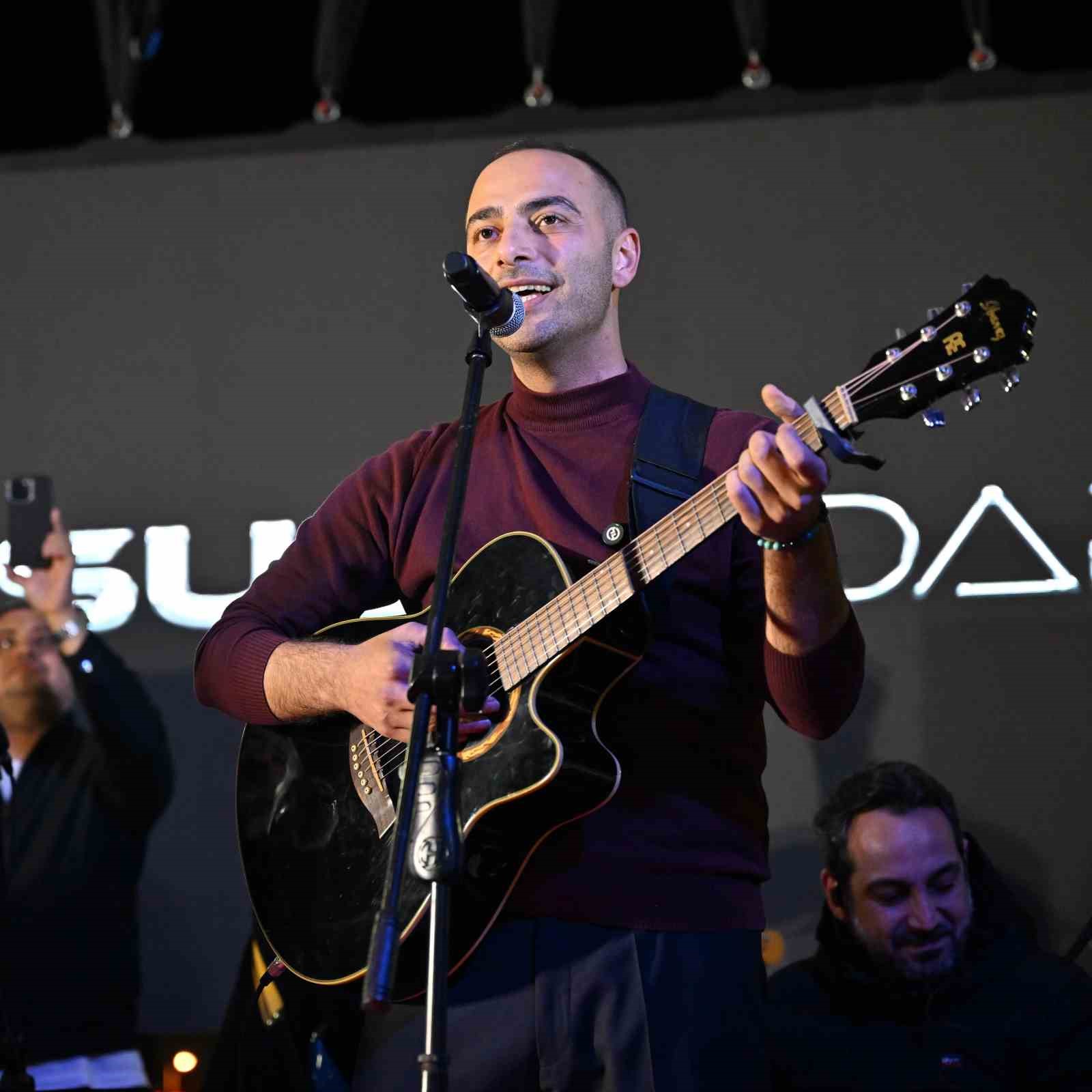 Gaziosmanpaşa’da Başkan Vekili Karadeniz’den Hamsi Festivalinde gitar sürprizi
