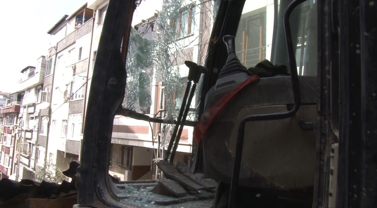 Gaziosmanpaşa’da binadan kopan tahta parçası aracın camını parçaladı: Kepçe operatörü yaralandı
