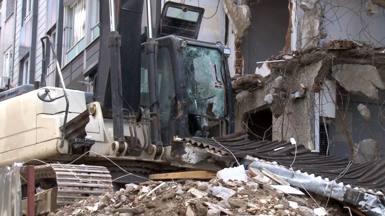 Gaziosmanpaşa’da binadan kopan tahta parçası aracın camını parçaladı: Kepçe operatörü yaralandı
