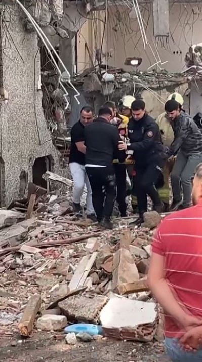 Gaziosmanpaşa’da binadan kopan tahta parçası aracın camını parçaladı: Kepçe operatörü yaralandı
