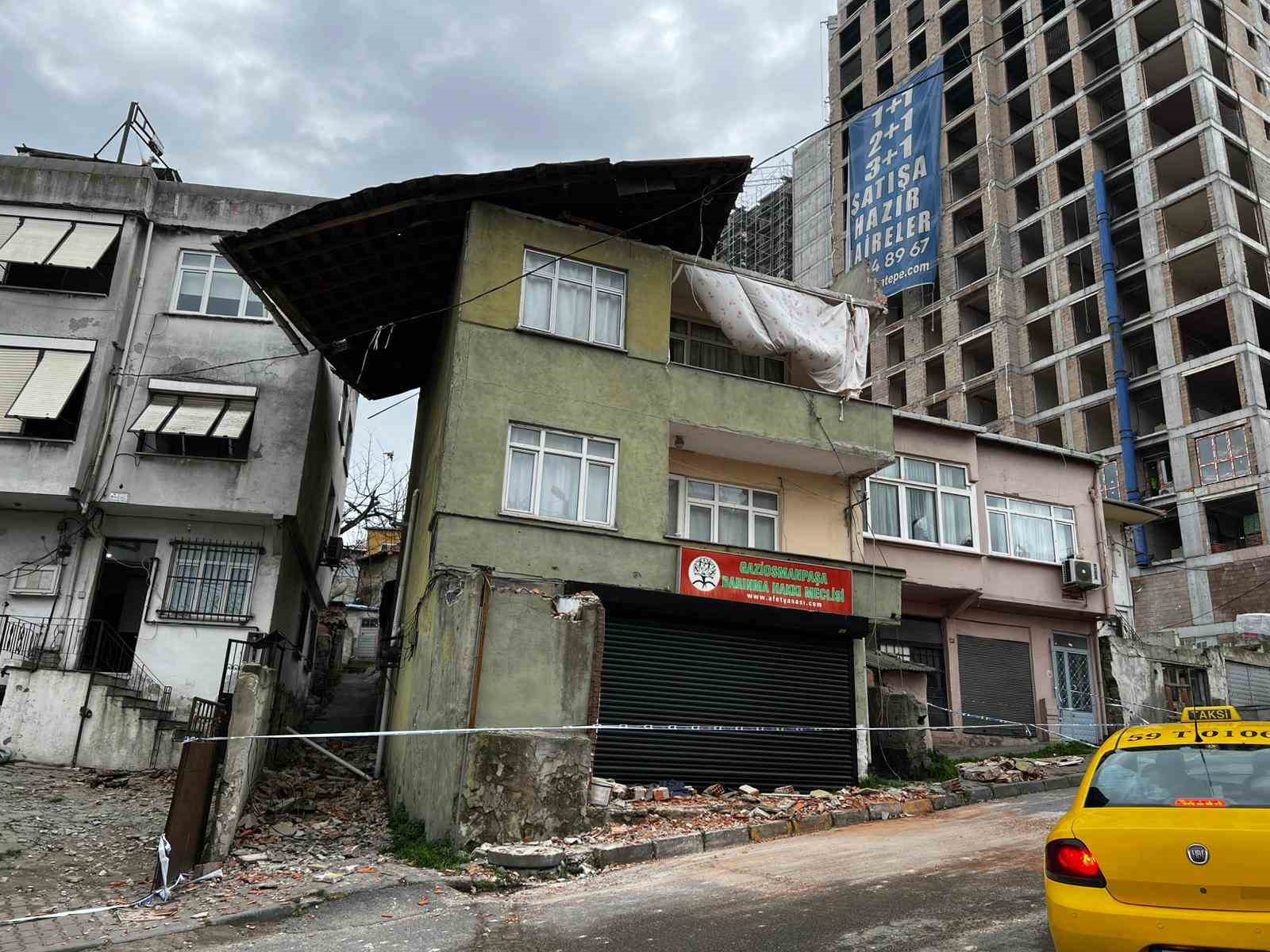 Gaziosmanpaşa’da çatı uçtu, otomobiller zarar gördü
