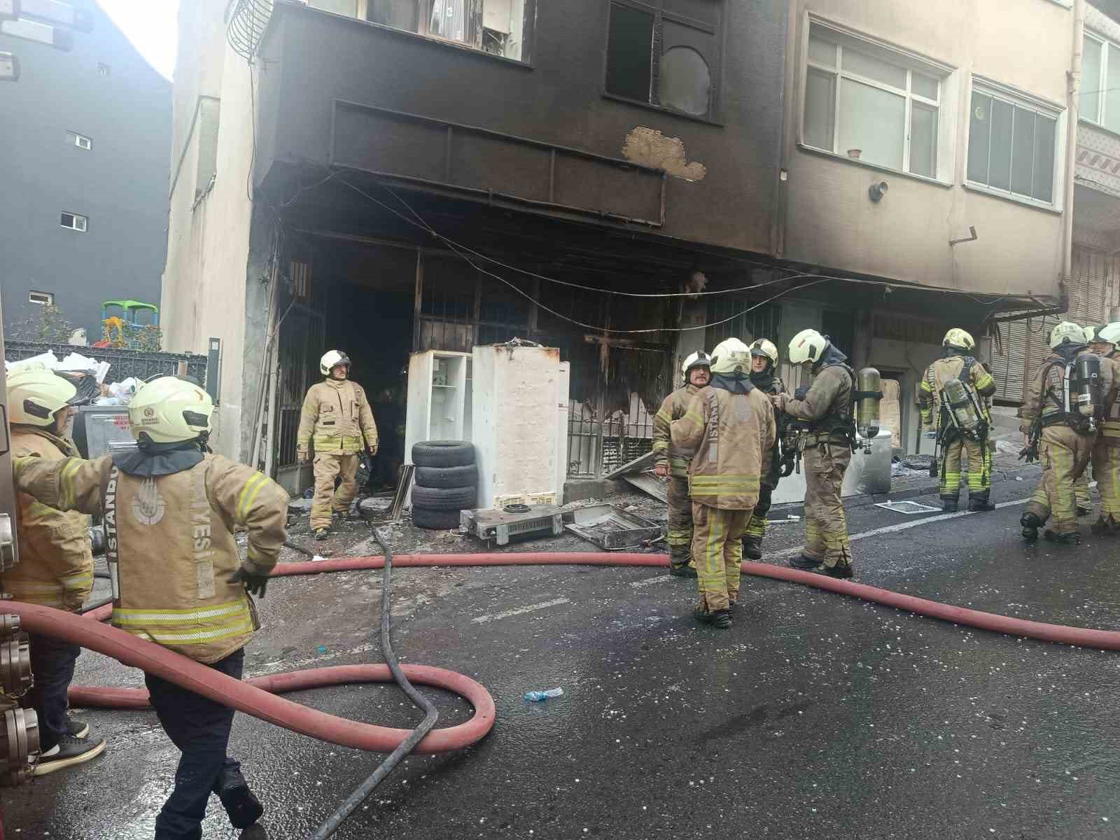 Gaziosmanpaşa’da hurdacıda yangın
