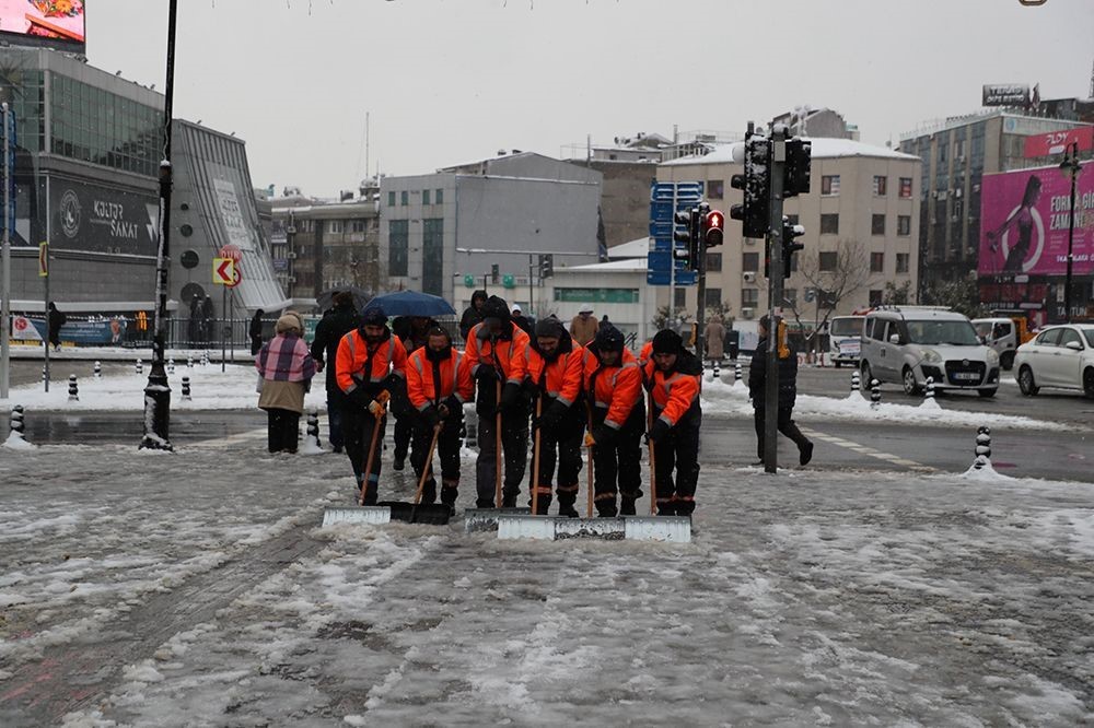 Gaziosmanpaşa’da karla mücadele için ekipler 7/24 sahada
