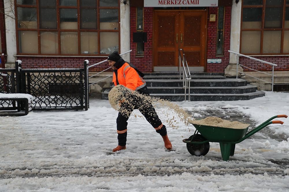 Gaziosmanpaşa’da karla mücadele için ekipler 7/24 sahada
