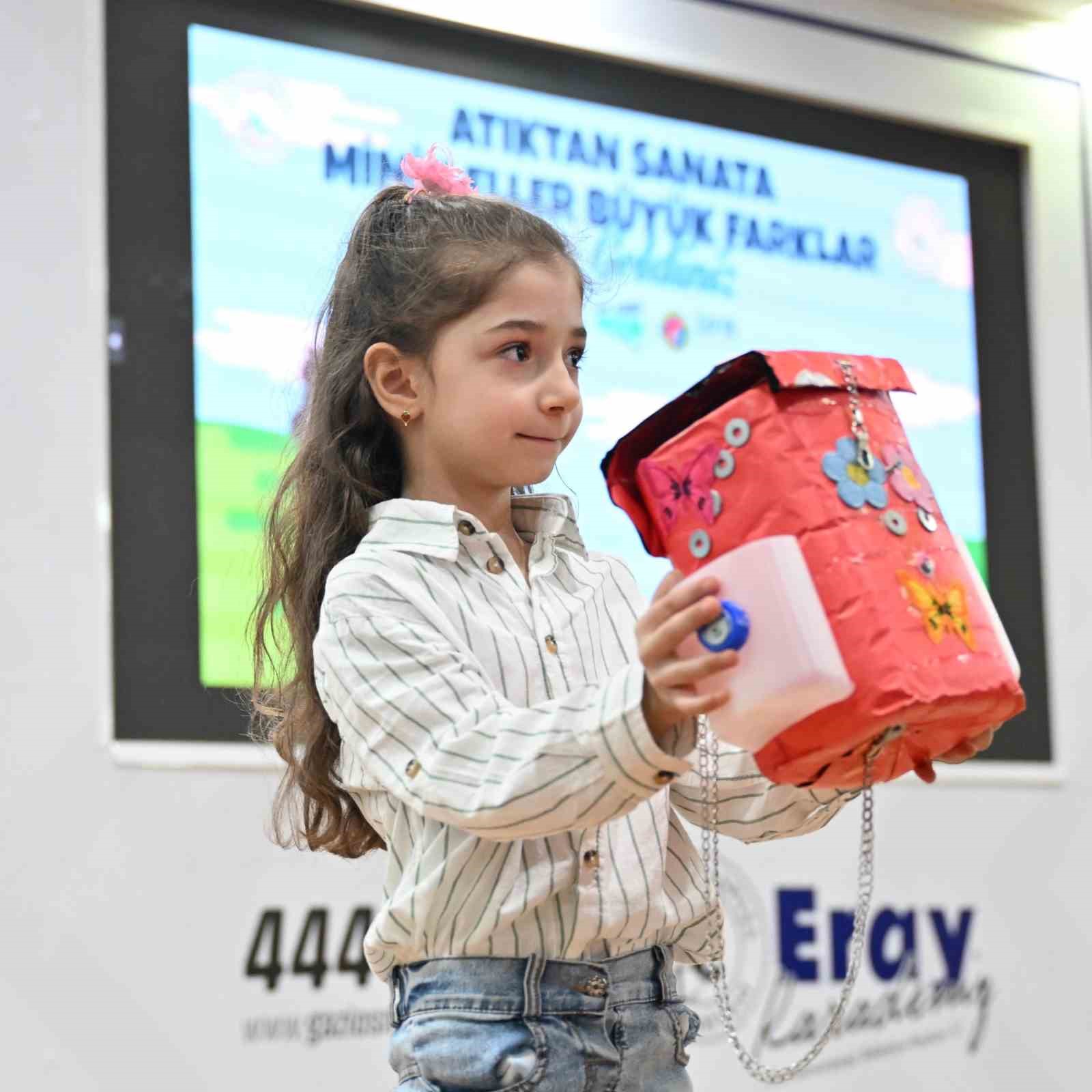 Gaziosmanpaşa’da Sıfır Atık projesi: Elbise, çanta, müzik aleti yaptılar
