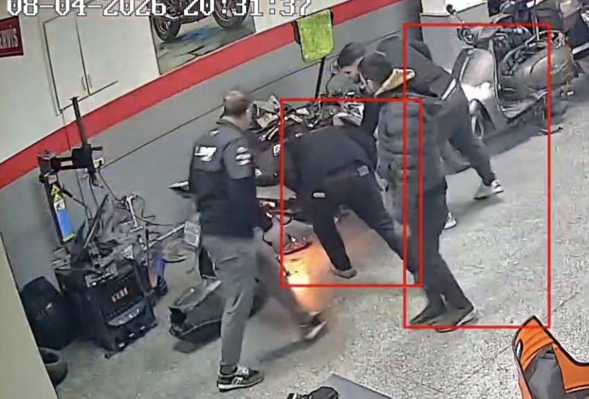 Gaziosmanpaşa’da tamir edilmeye çalışılan motosiklette yangın çıktı, o anlar kamerada
