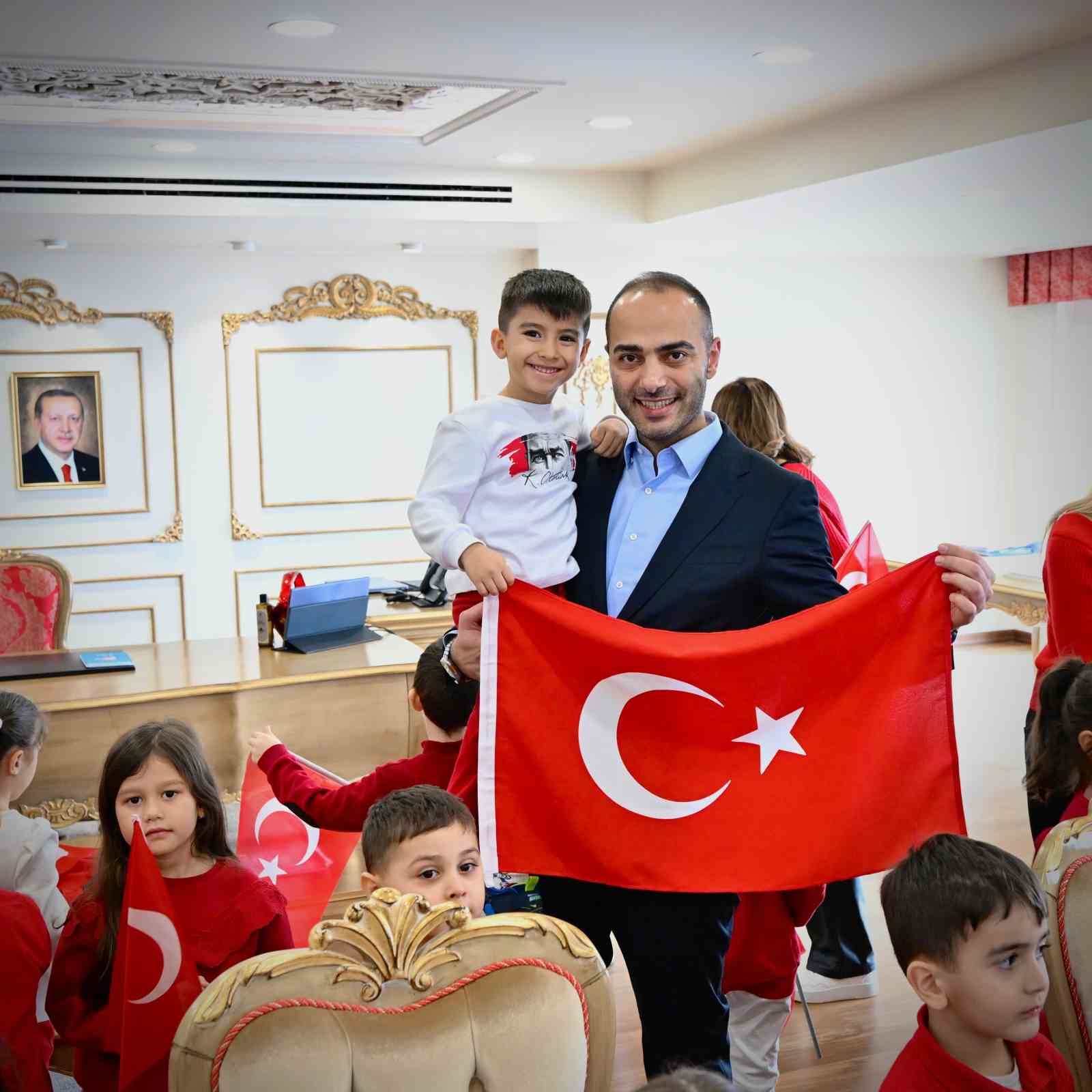 Gaziosmanpaşalı miniklerin gururlandıran bayrak sevgisi
