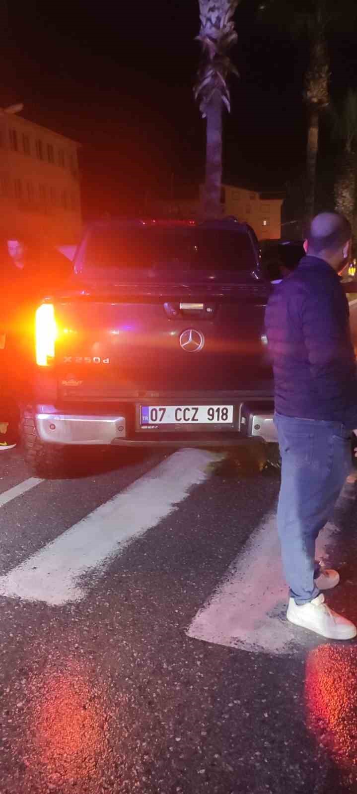 Gazipaşa’da kamyonet refüje çıktı: 2 yaralı
