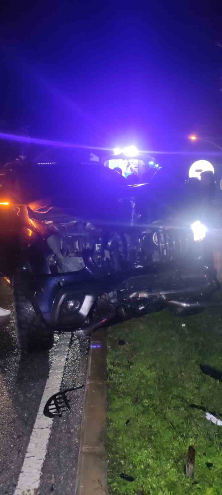 Gazipaşa’da kamyonet refüje çıktı: 2 yaralı
