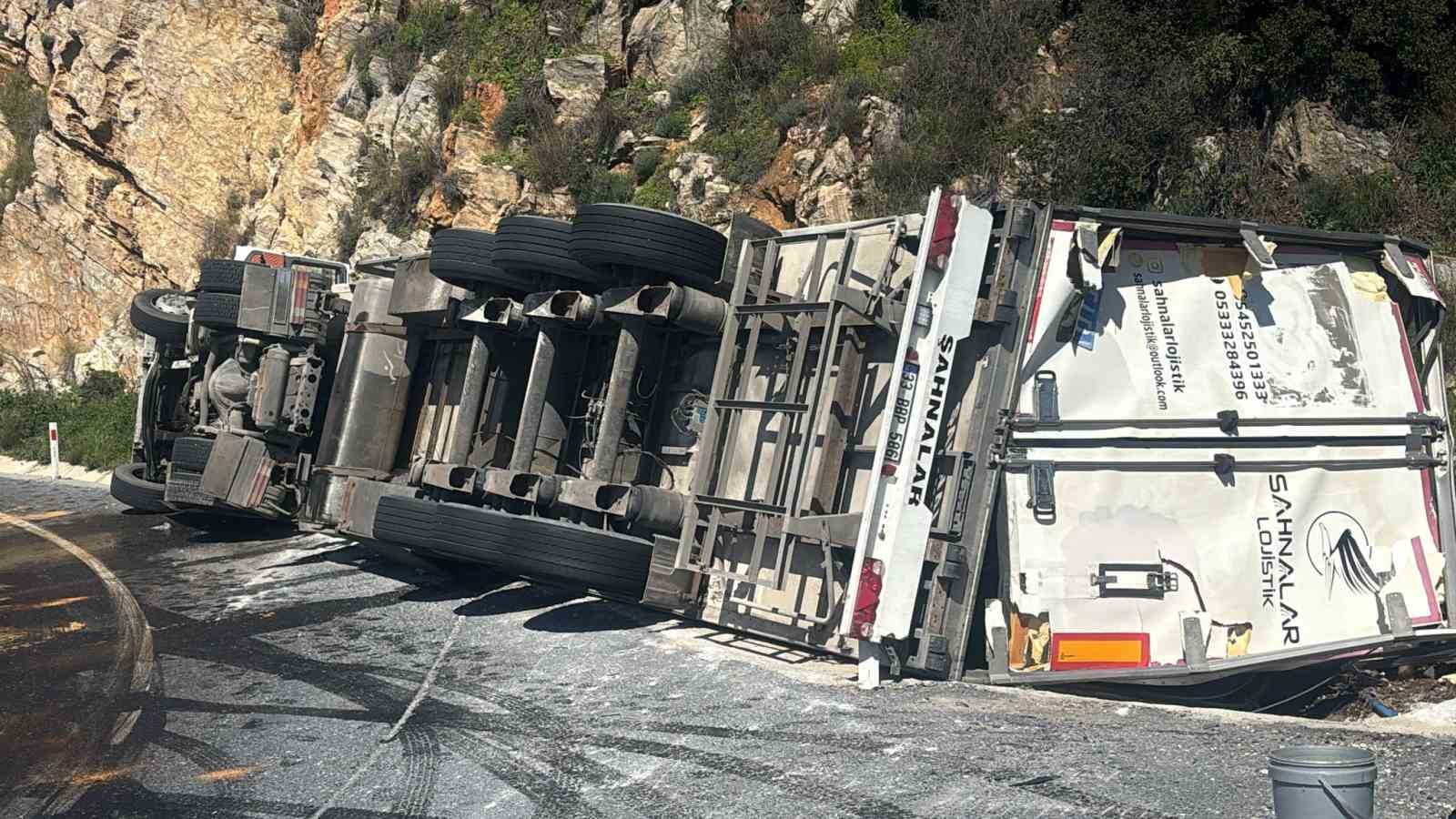 Gazipaşa’da muz yüklü tır devrildi
