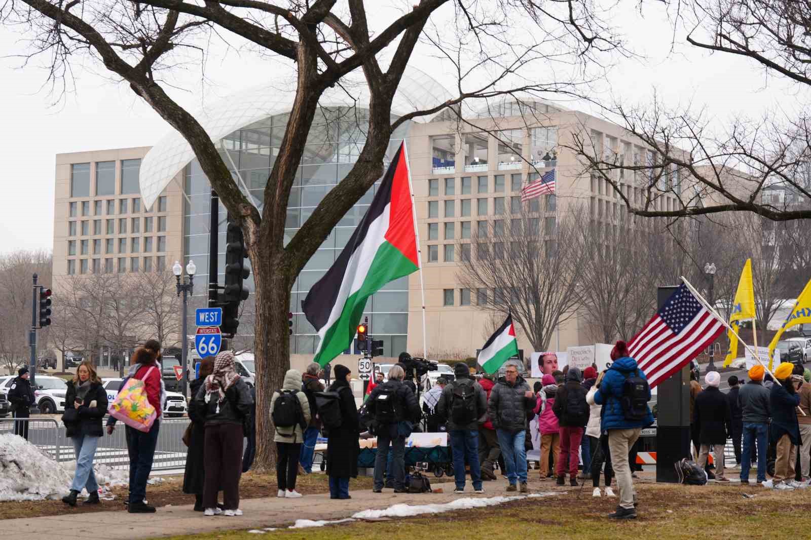 Gazze Barış Kurulu toplantısı sırasında Filistin destekçilerinden protesto: 2 gözaltı
