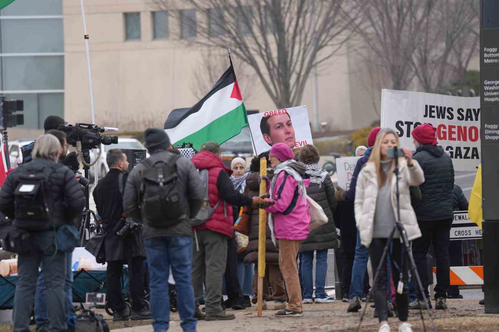 Gazze Barış Kurulu toplantısı sırasında Filistin destekçilerinden protesto: 2 gözaltı
