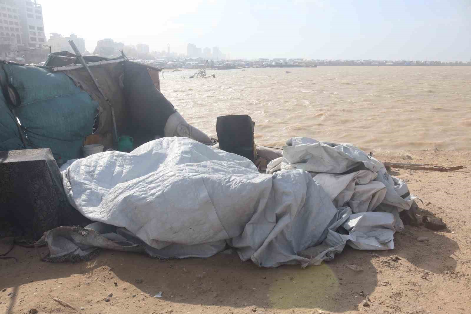 Gazze’de şiddetli fırtına Filistinlilerin sığındığı çadırları vurdu
