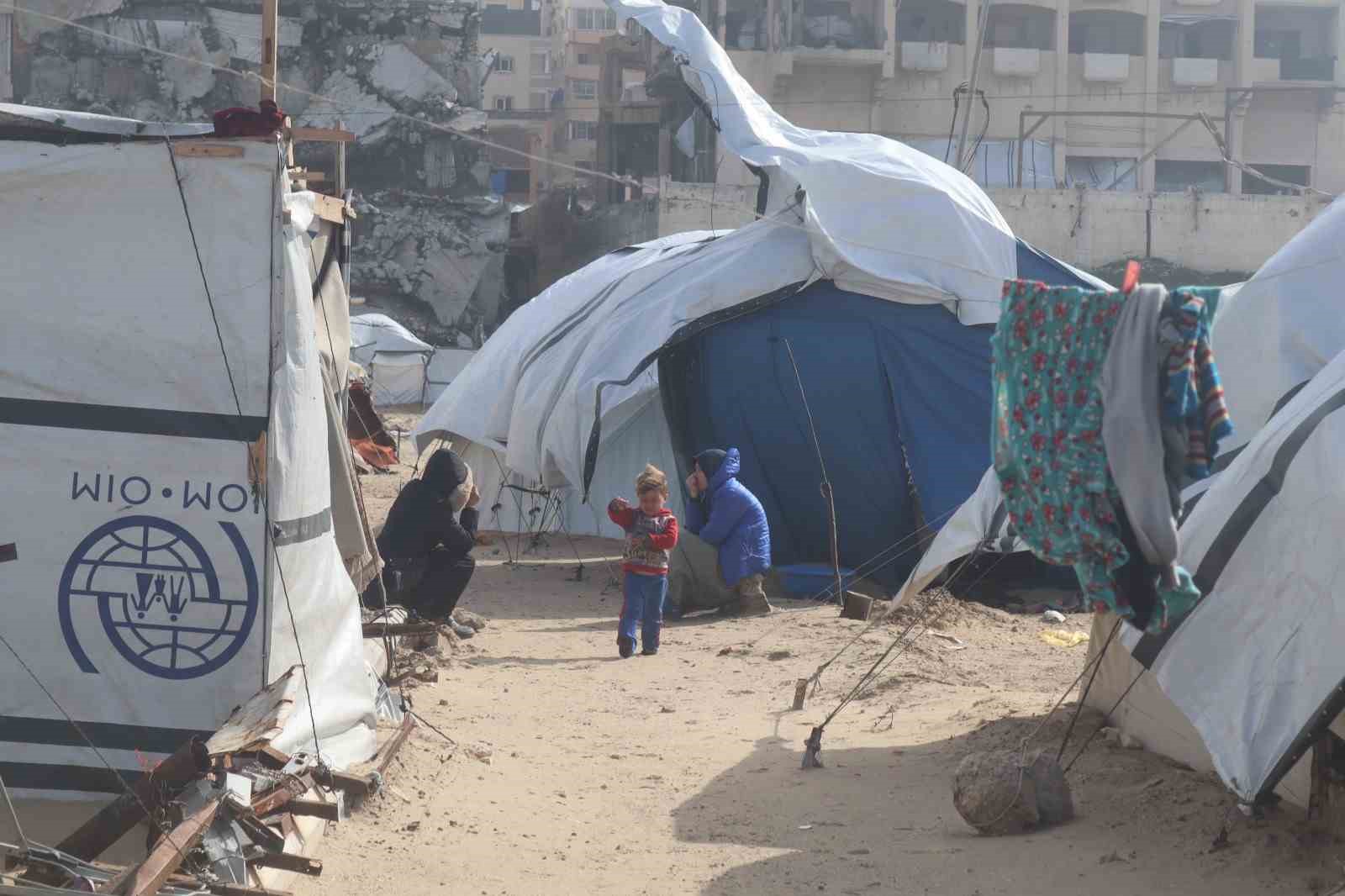 Gazze’de şiddetli fırtına Filistinlilerin sığındığı çadırları vurdu
