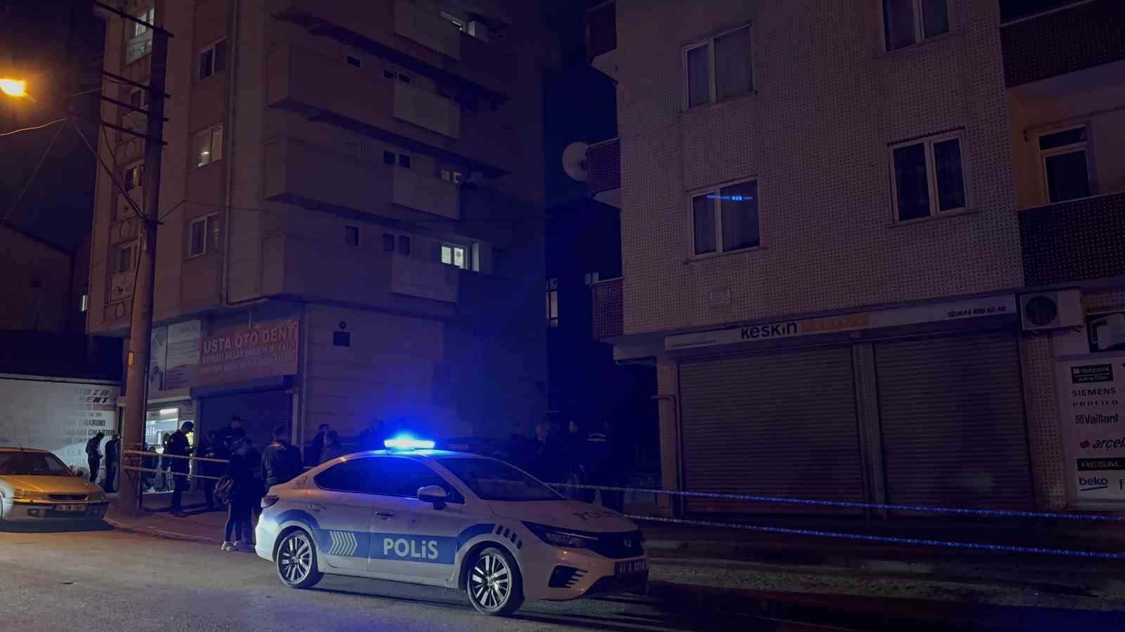 Gebze’de 5 katlı apartmanın girişinde çökme oluştu: Vatandaşlar tahliye edildi
