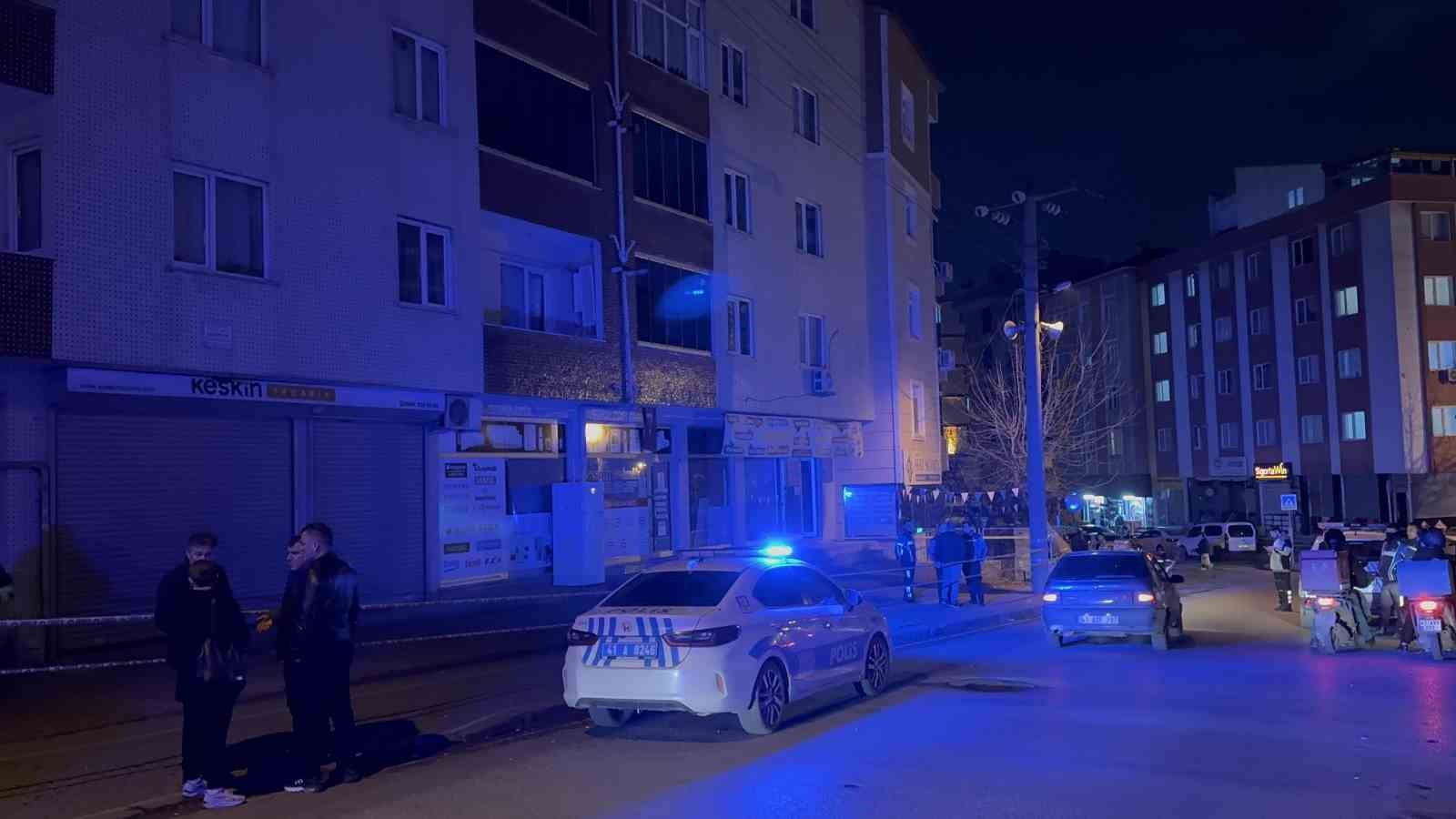 Gebze’de 5 katlı apartmanın girişinde çökme oluştu: Vatandaşlar tahliye edildi
