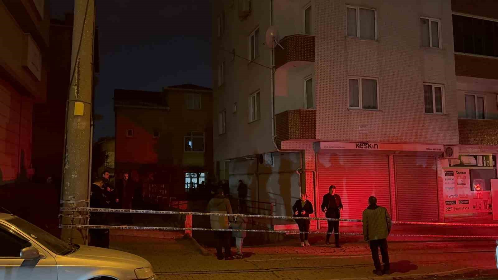 Gebze’de 5 katlı apartmanın girişinde çökme oluştu: Vatandaşlar tahliye edildi
