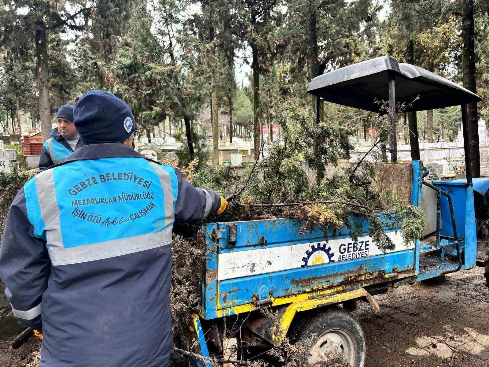 Gebze’de bayram öncesi mezarlıklarda bakım çalışmaları hızlandı
