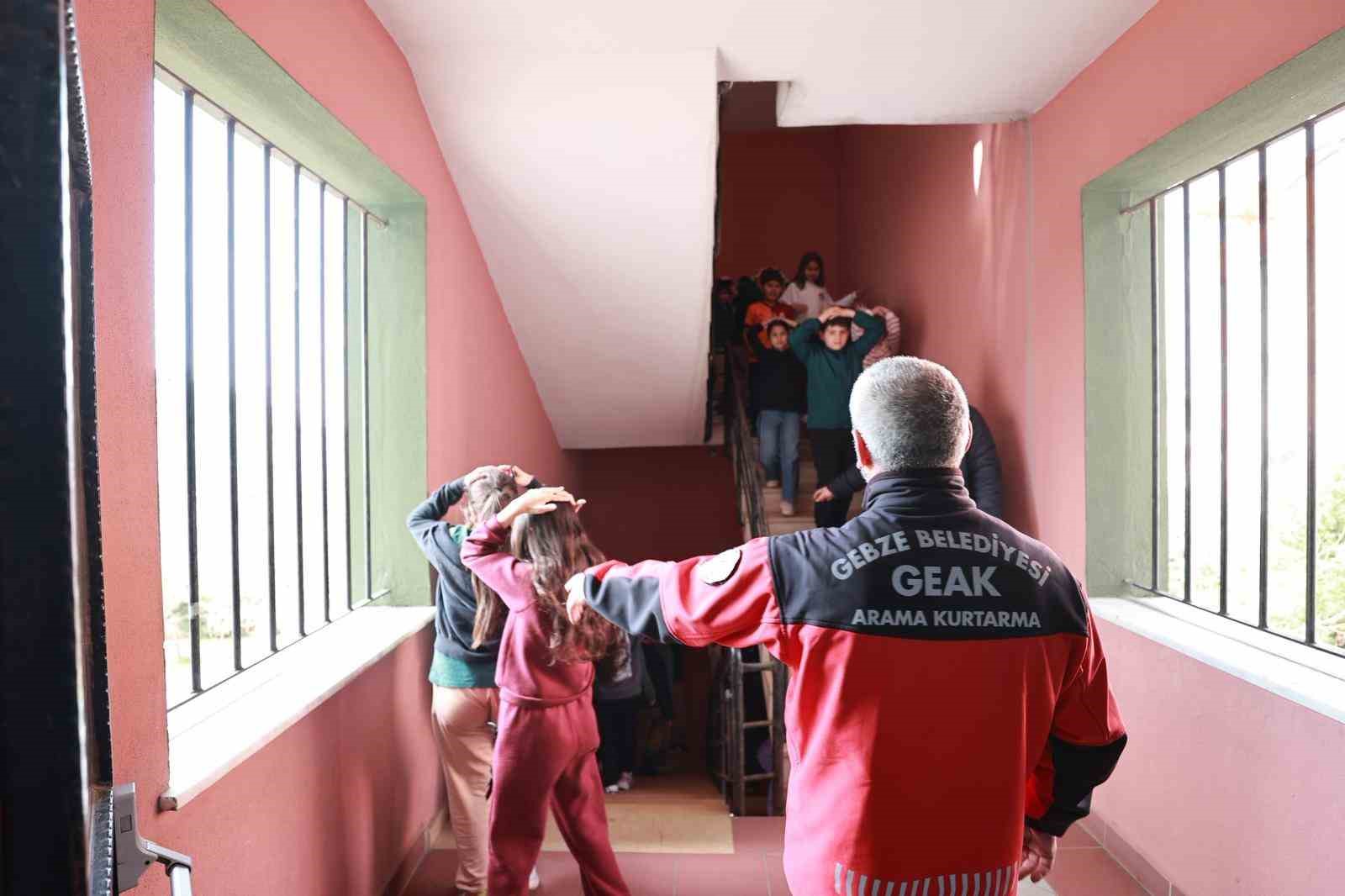 Gebze’de ilkokul öğrencilerine yönelik deprem tatbikatı yapıldı
